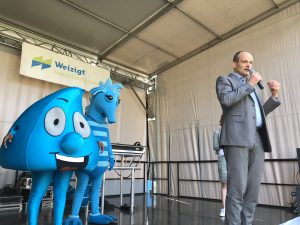 Wethouder Rik van der Linden geeft het startschot voor de sponsorloop Wandelen voor Water