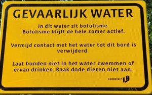 Een bord waarschuwt dat er botulisme zit in het water aan de Henri Polakstraat